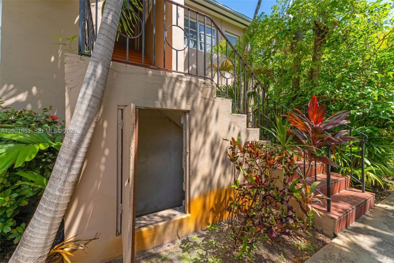 28 Almeria Ave, Unit 4, Coral Gables, FL 33134 Photo