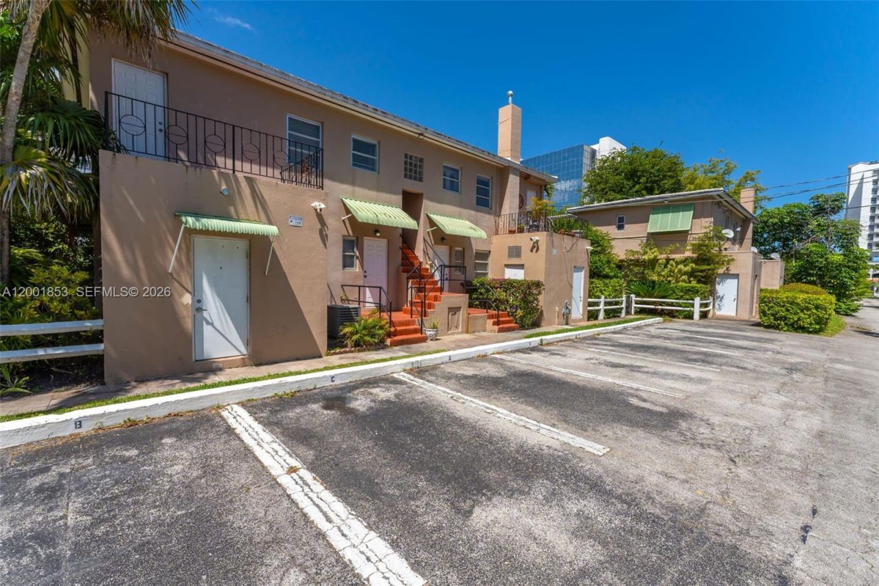 28 Almeria Ave, Unit 4, Coral Gables, FL 33134 Photo