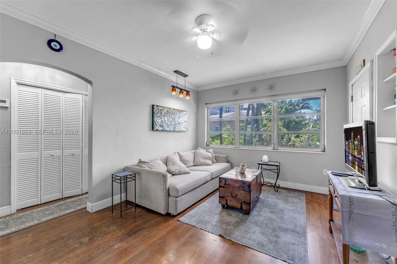 28 Almeria Ave, Unit 4, Coral Gables, FL 33134 Photo