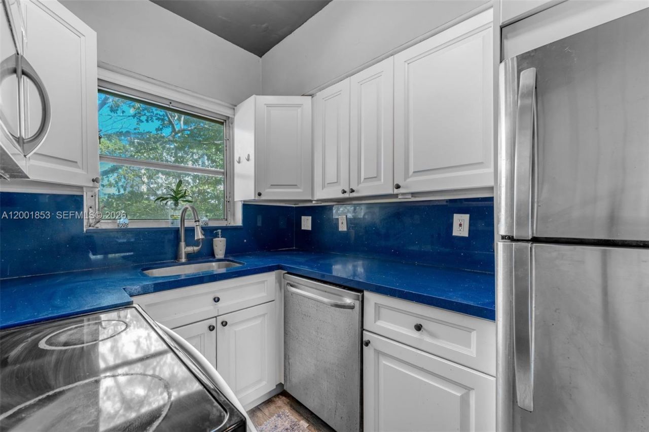 28 Almeria Ave, Unit 4, Coral Gables, FL 33134 Photo