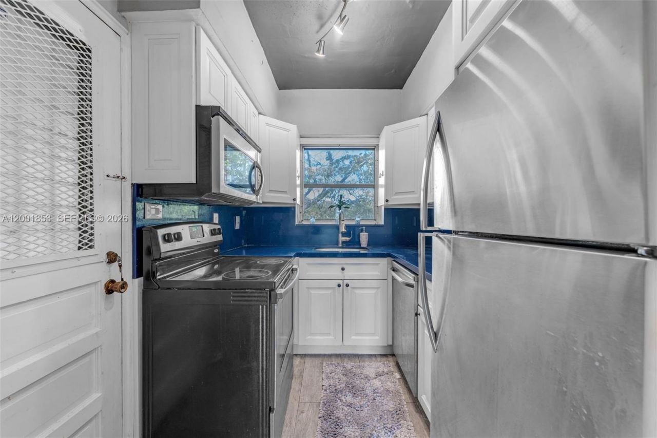 28 Almeria Ave, Unit 4, Coral Gables, FL 33134 Photo