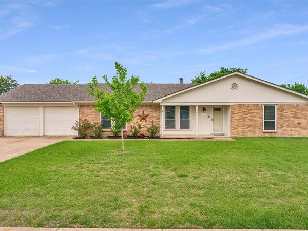 445 Parkridge Boulevard, Burleson, TX 76028