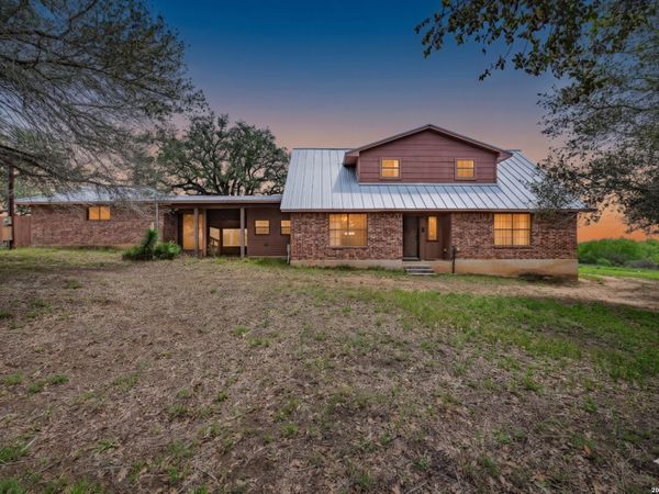 1271 County Road 119, Floresville, TX 78114