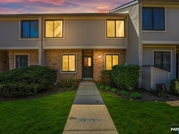 8 Irongate 202, Unit 202, METUCHEN, NJ 08840