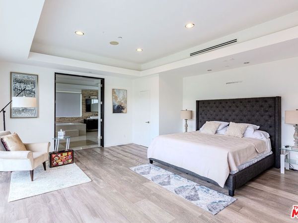 12148 Travis Street, Los Angeles, CA 90049