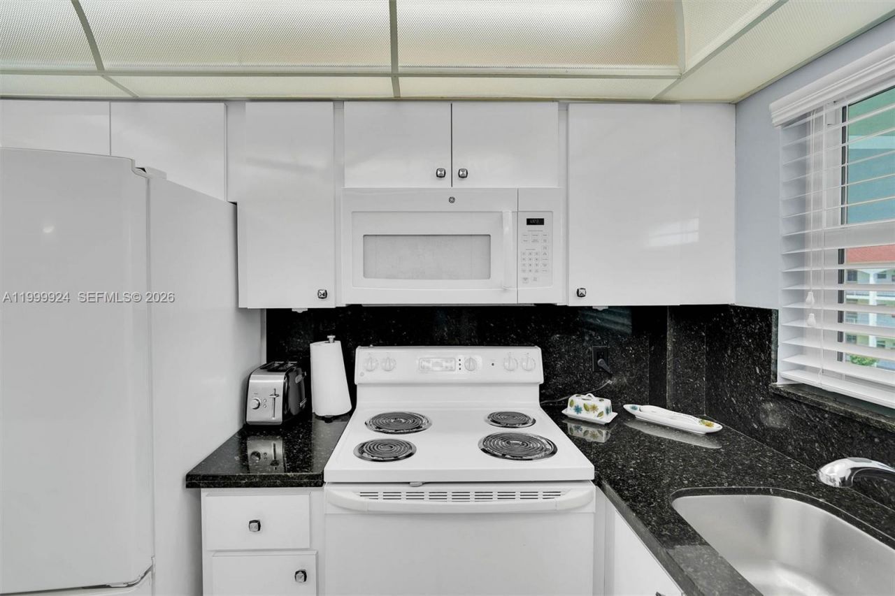 580 Egret Dr, Unit 303, Hallandale Beach, FL 33009 Photo