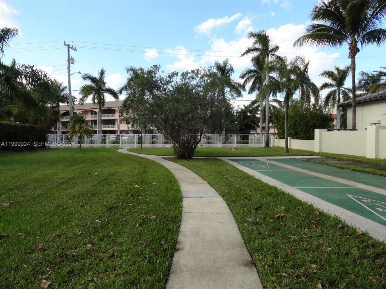 580 Egret Dr, Unit 303, Hallandale Beach, FL 33009 Photo