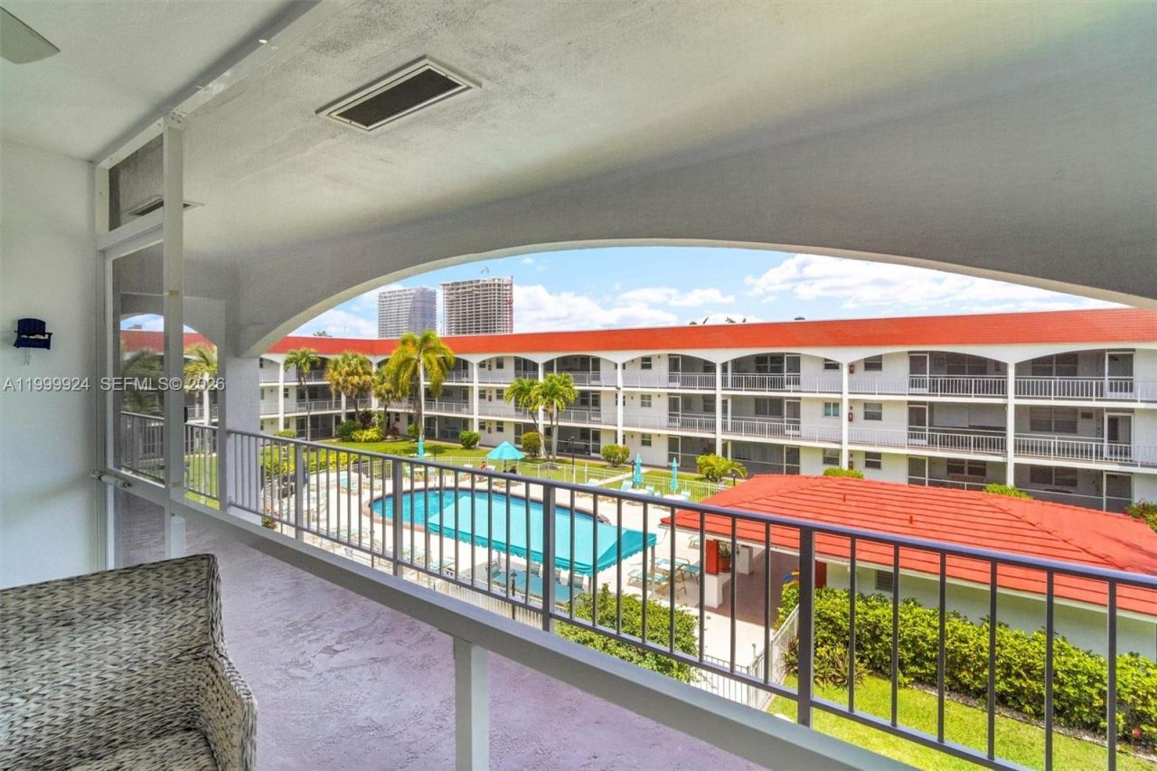 580 Egret Dr, Unit 303, Hallandale Beach, FL 33009 Photo