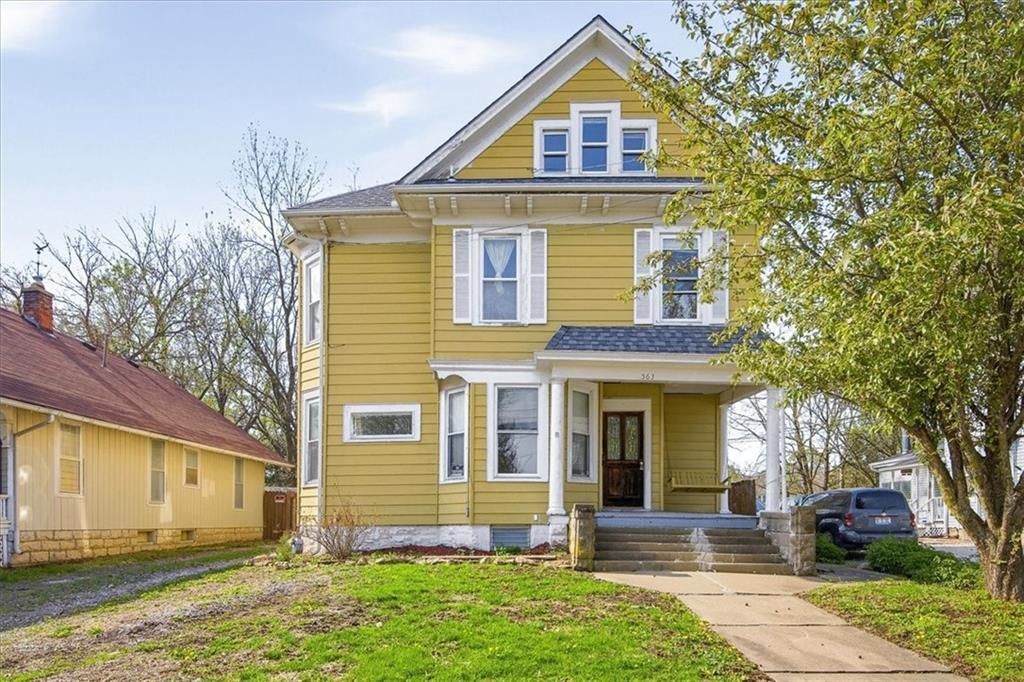 563 E Park Street, Olathe, KS 66061 Main Photo