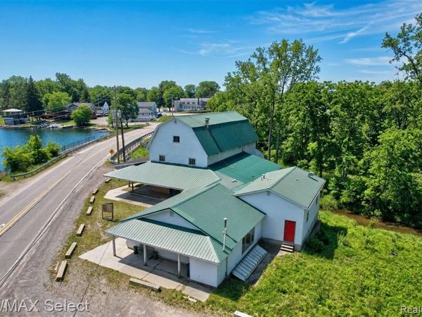 8572 Silver Lake Road, Argentine Twp, MI 48451