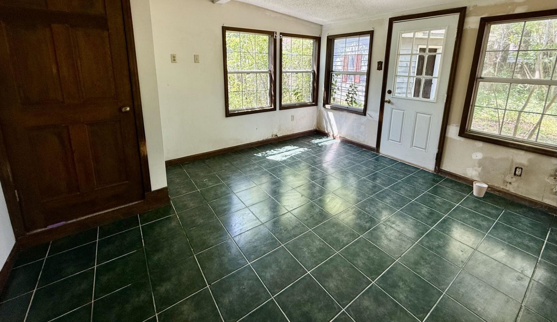 226 Manor Circle Photo 6