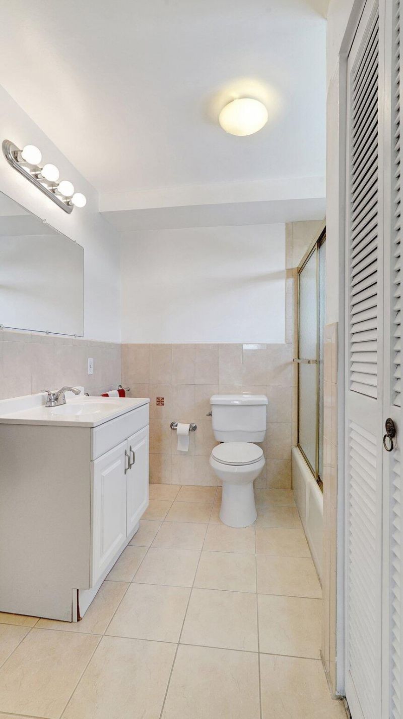 427 Golden Isles Drive, Unit 5j, Hallandale Beach, FL 33009 Photo