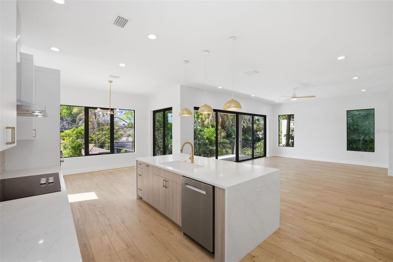 1943 Shore Acres Boulevard Ne, Saint Petersburg, FL 33703 Photo