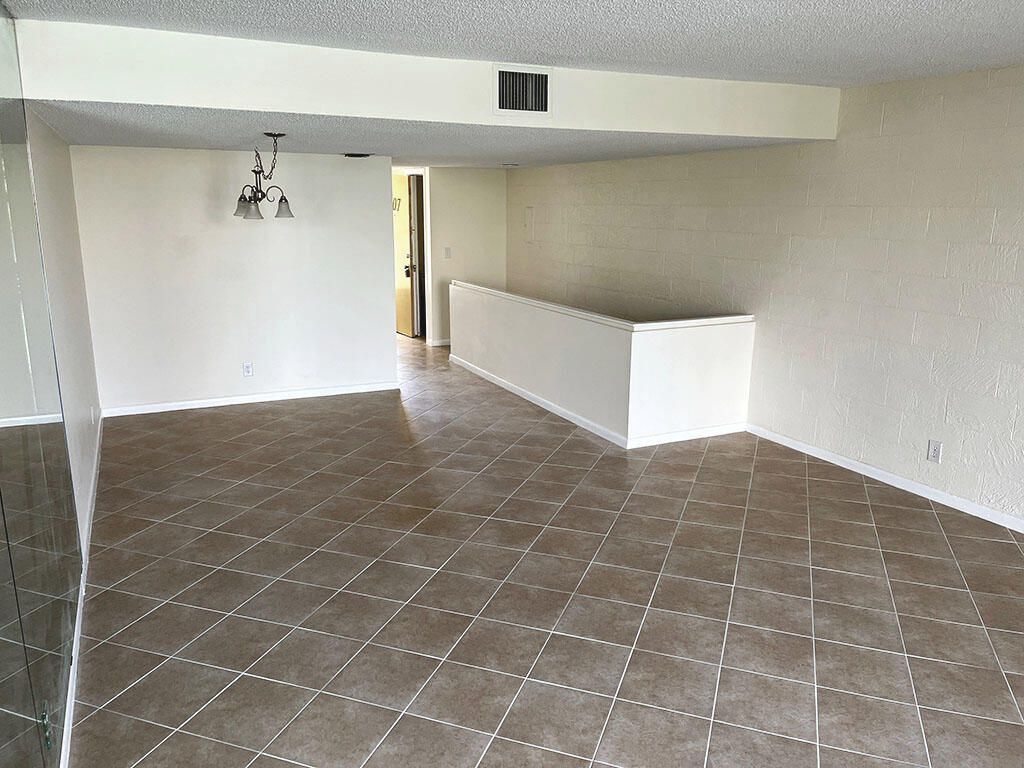 2828 Tennis Club Drive, Unit 207, West Palm Beach, FL 33417 Photo