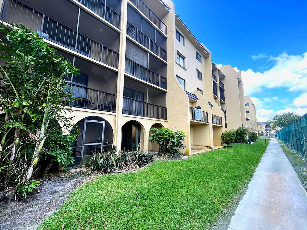 2828 Tennis Club Drive, Unit 207, West Palm Beach, FL 33417 Photo