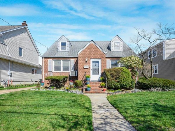 10 Dorothy Place , Lynbrook, NY 11563