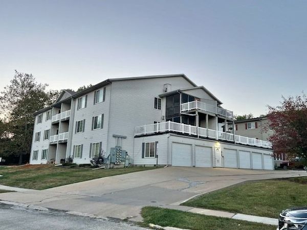 3828 Creek Hill Drive, Unit 3, Bettendorf, IA 52722