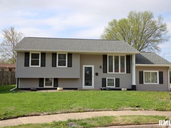 4 PIONEER Court, Pekin, IL 61554