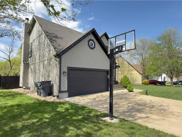 1397 S Brentwood Drive, Olathe, KS 66062