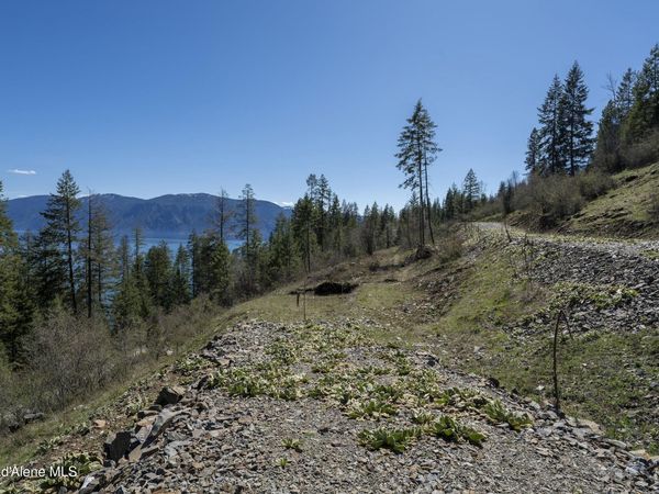 531 Midas Dr, Sagle, ID 83860