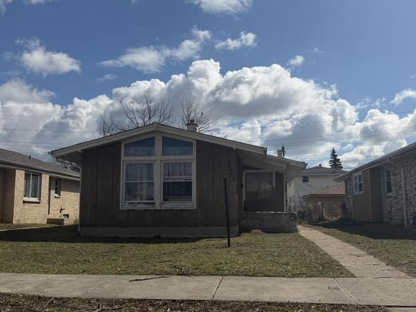 5812 N 77th STREET, Milwaukee, WI 53218