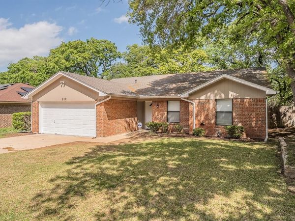 912 Red Oak Street, Azle, TX 76020
