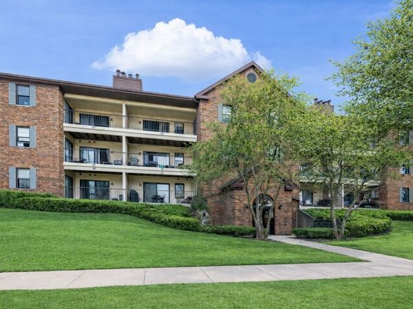 611 Hapsfield Lane, Unit 100, Buffalo Grove, IL 60089