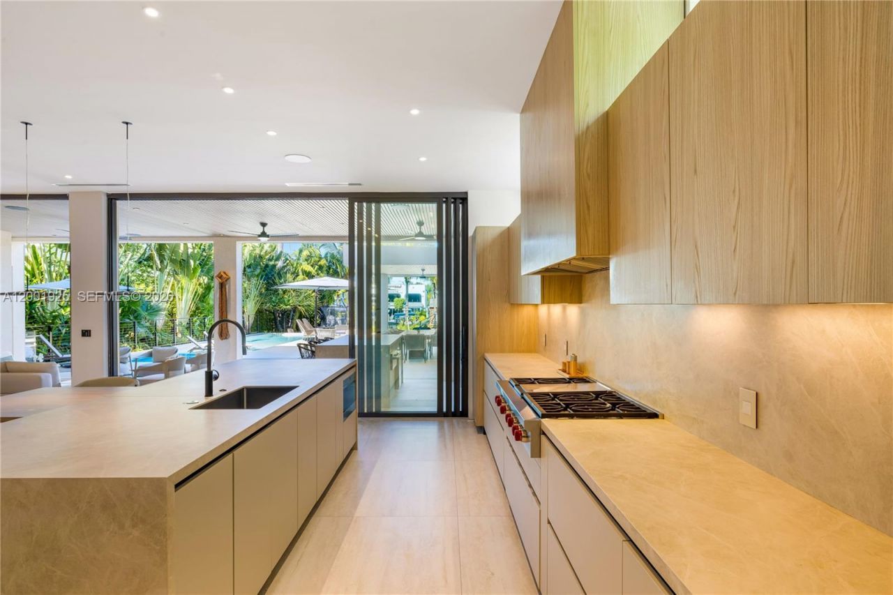 707 NE 77th St, Unit n/a, Miami, FL 33138 Photo