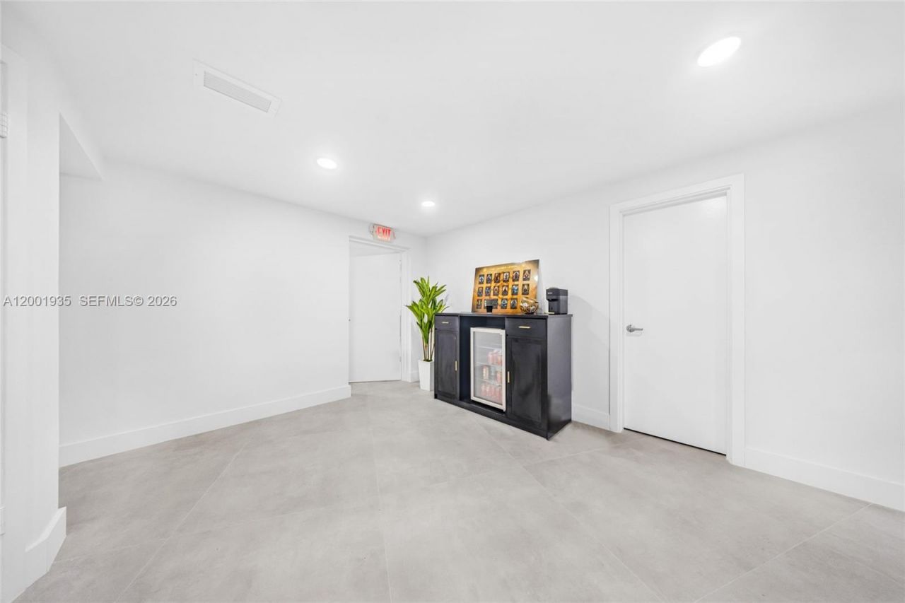 5401 Collins Ave, Unit CU-9, Miami Beach, FL 33140 Photo