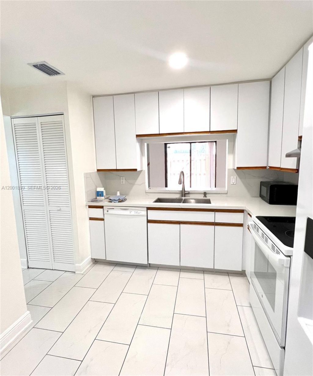 6109 NW 171st St, Hialeah, FL 33015 Photo