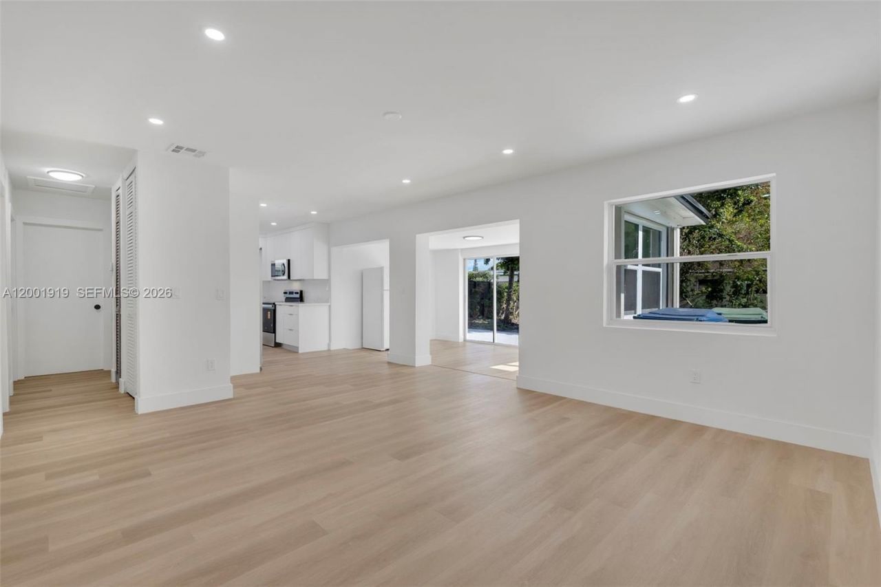 7970 NW 176th St, Hialeah, FL 33015 Photo