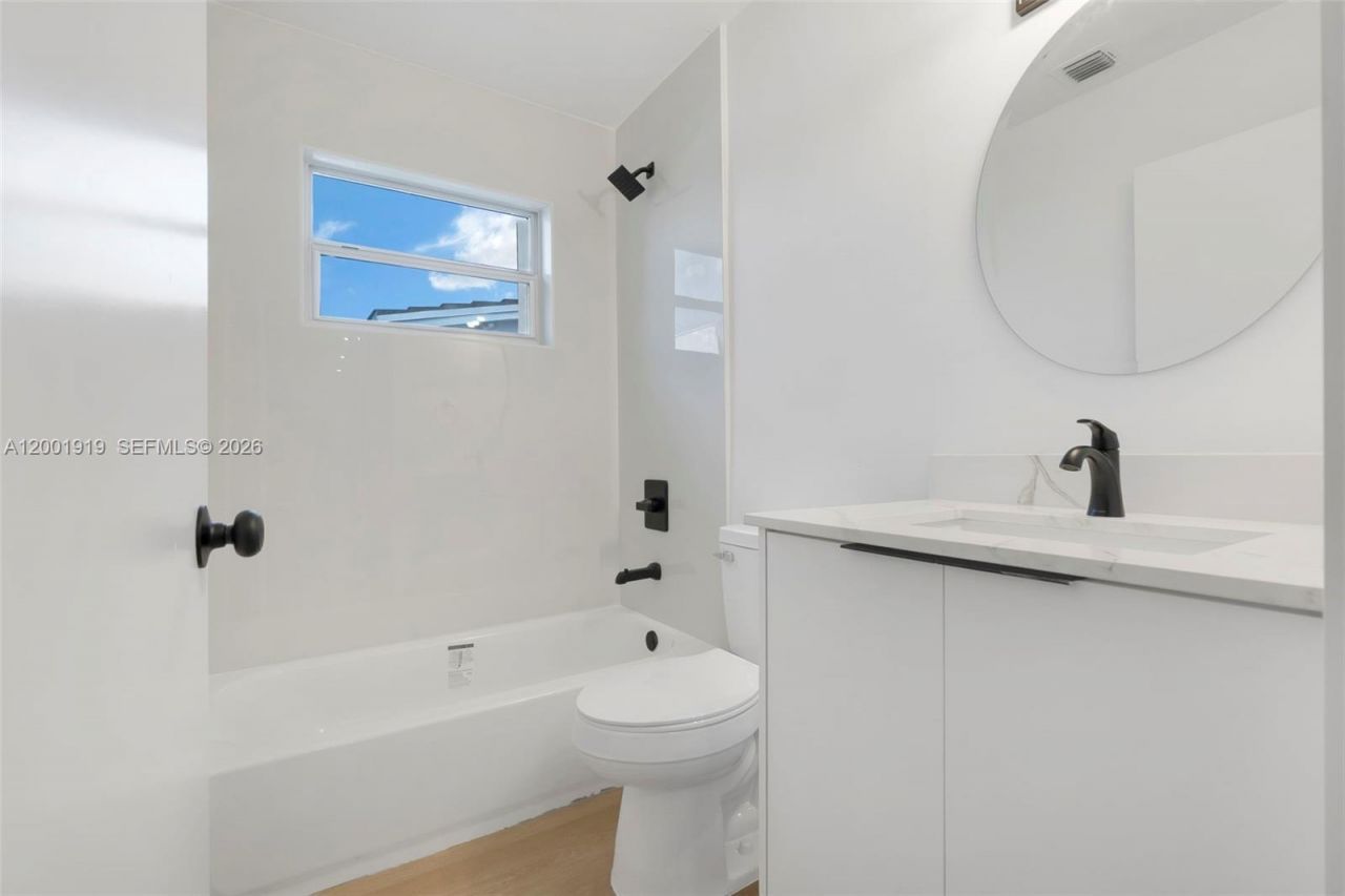 7970 NW 176th St, Hialeah, FL 33015 Photo