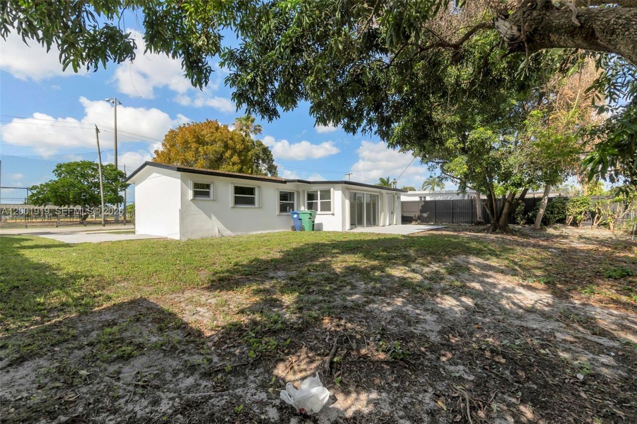 7970 NW 176th St, Hialeah, FL 33015 Photo