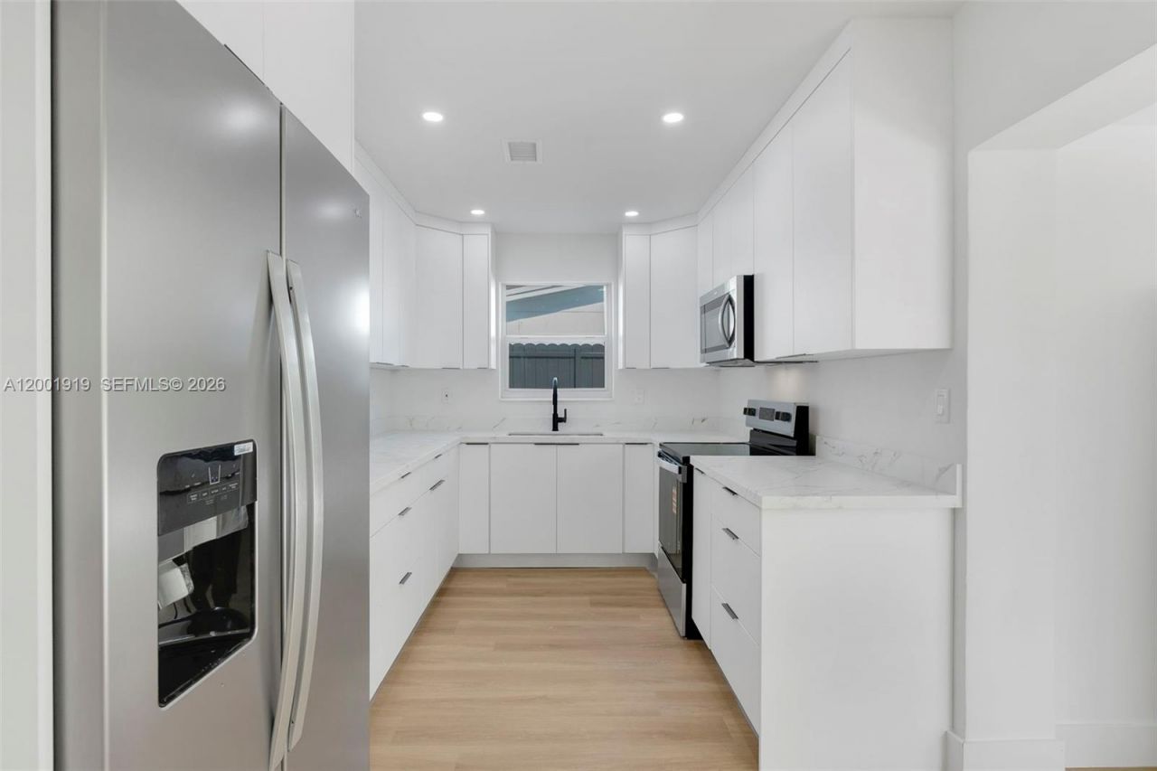 7970 NW 176th St, Hialeah, FL 33015 Photo