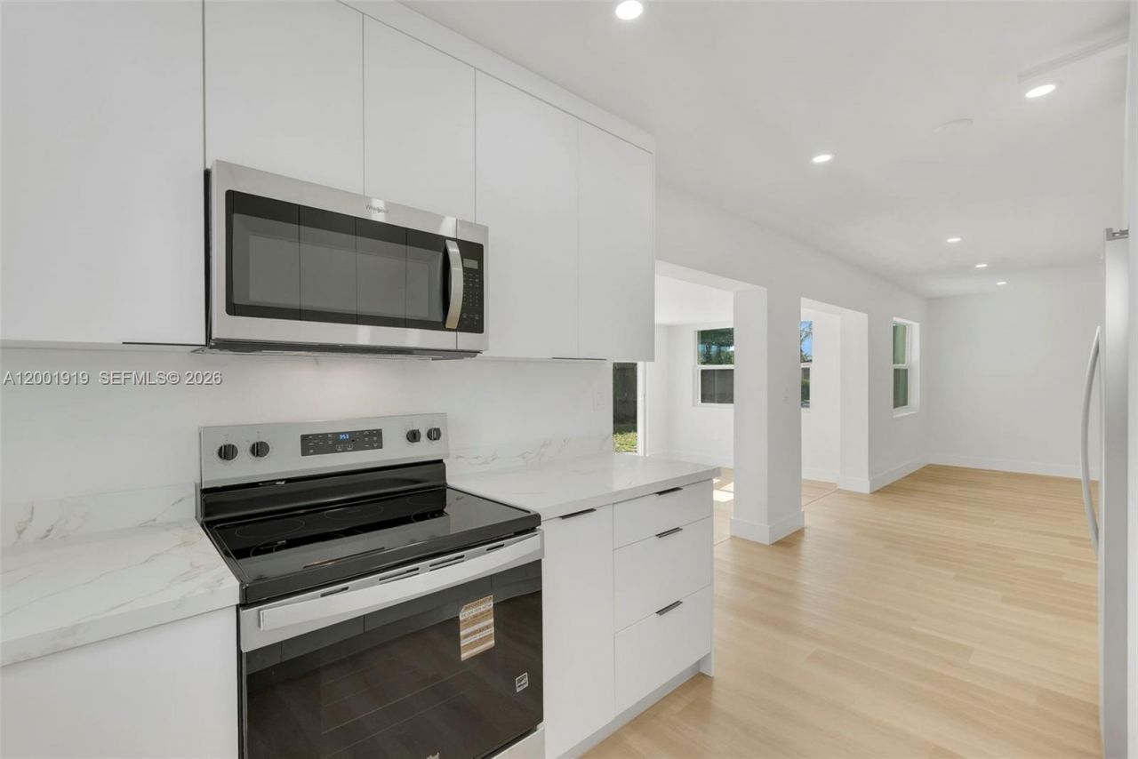 7970 NW 176th St, Hialeah, FL 33015 Photo