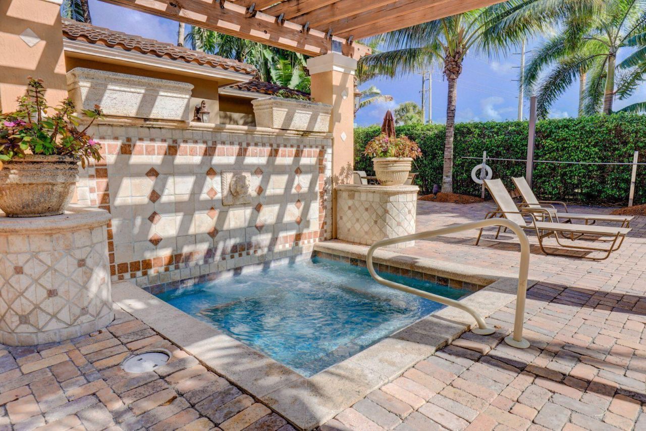 616 Clearwater Park Road, Unit 913, West Palm Beach, FL 33401 Photo