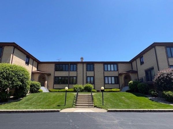 10355 Parkside Avenue, Unit 04, Oak Lawn, IL 60453