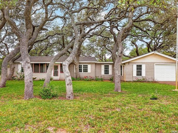 1521 S Mathis, Rockport, TX 78382