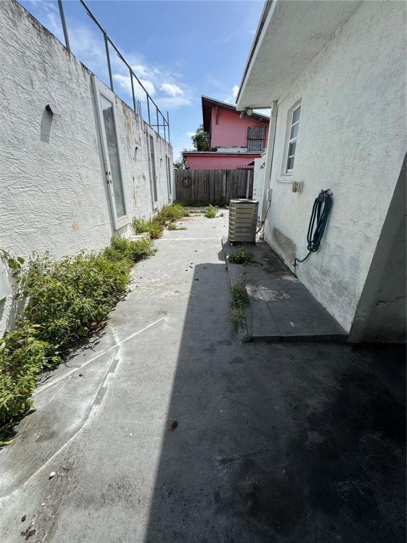 3175 NW 27th St, Miami, FL 33142 Photo