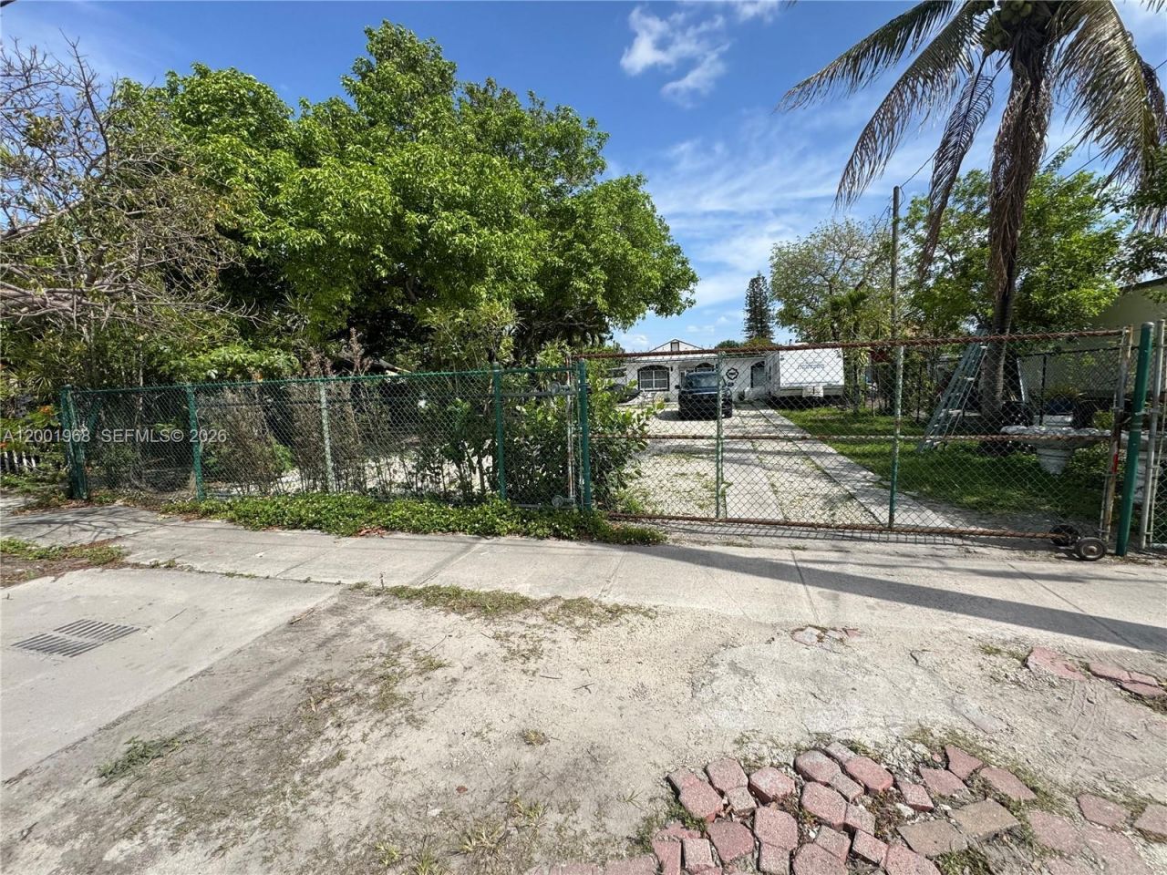 3175 NW 27th St, Miami, FL 33142 Photo