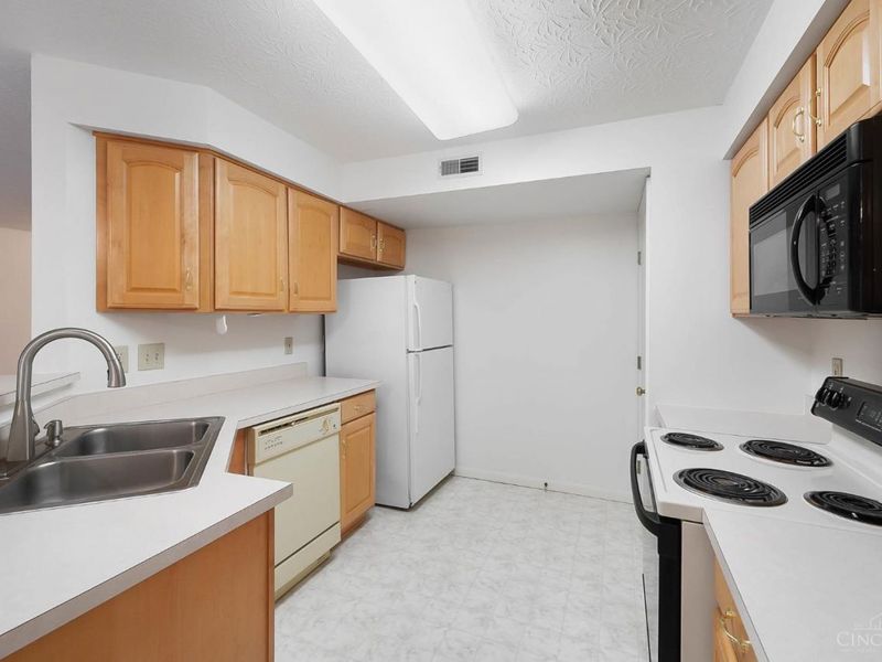 720 Castlegate Lane, Unit 203, Springfield Twp., OH 45231 Photo 15