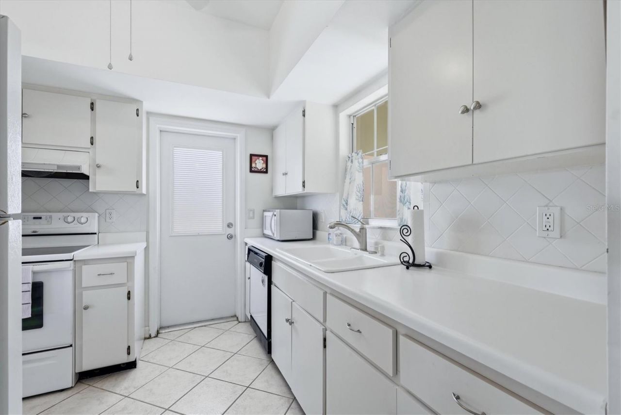 5887 Tidewood Avenue, Unit 2, Sarasota, FL 34231 Photo