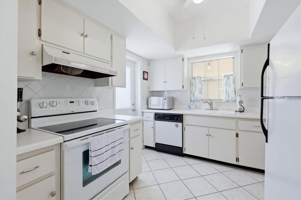 5887 Tidewood Avenue, Unit 2, Sarasota, FL 34231 Photo