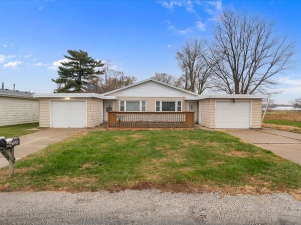 925 E 2nd Avenue, Milan, IL 61264