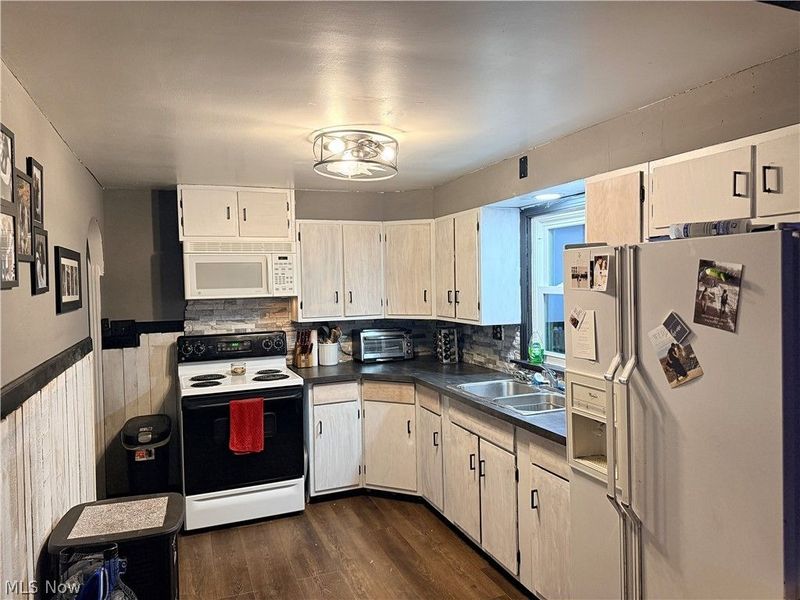 221 W Wood Street, Malvern, OH 44644 Photo 3