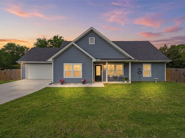 304 W Greenwood Avenue, Bowie, TX 76230