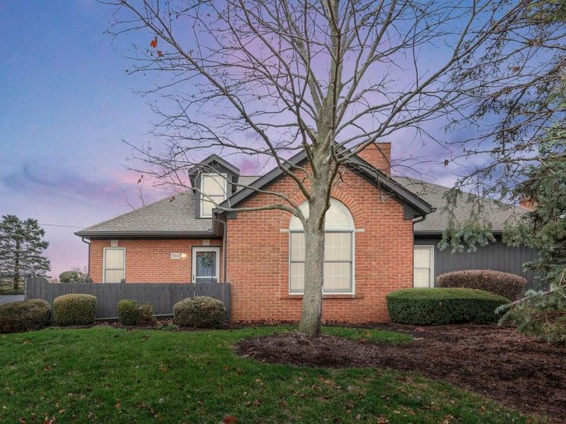 2560 Trotterslane Drive, Columbus, OH 43235 Photo 1