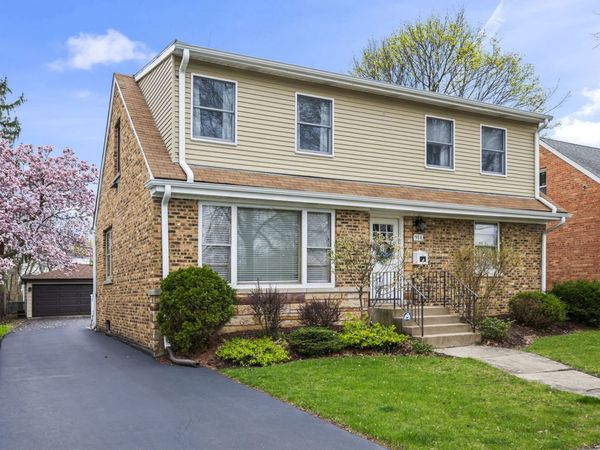 914 N Kennicott Avenue , Arlington Heights, IL 60004