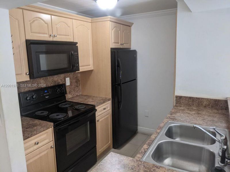 7125 NW 186th St, Unit B209, Hialeah, FL 33015 Photo