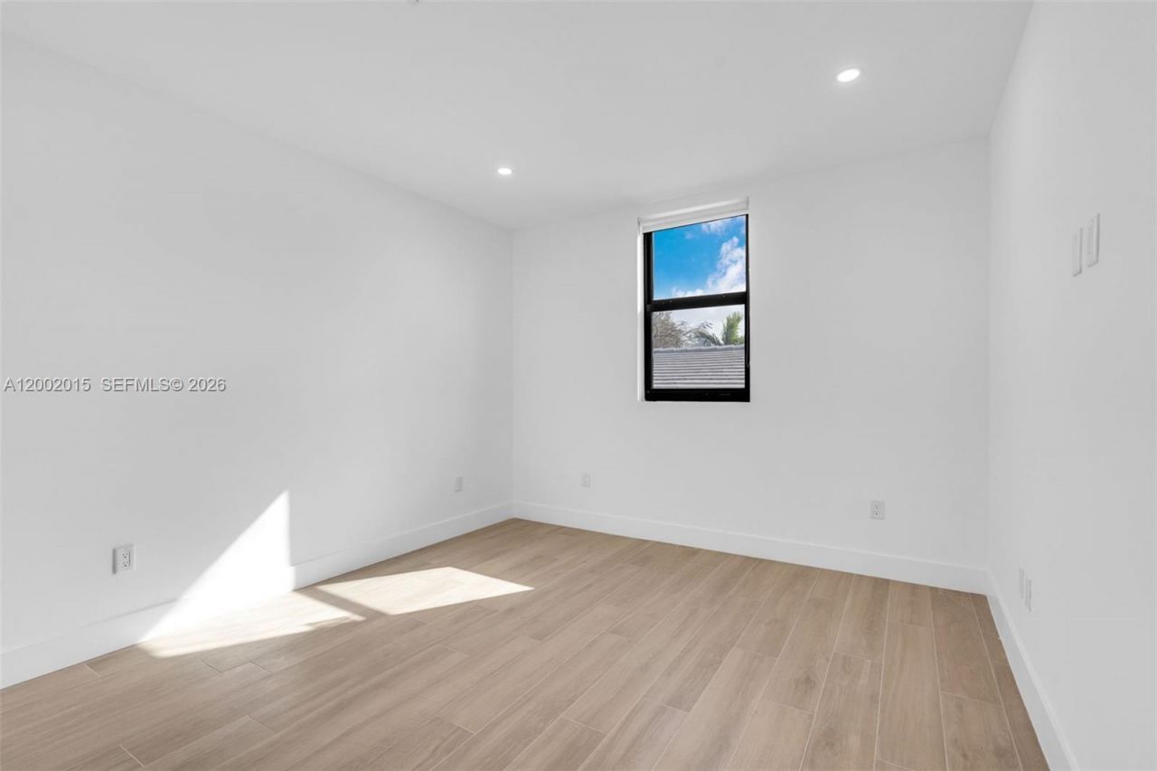 1037 NW 2nd St, Miami, FL 33128 Photo